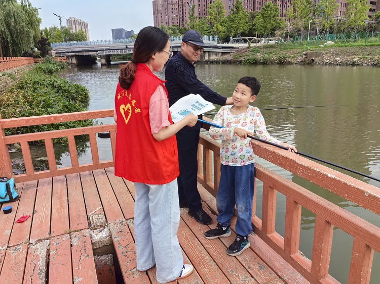 7月19日，三分公司黨支部組織黨員志愿者走進(jìn)金水灣社區(qū)開展以“志愿服務(wù)進(jìn)社區(qū)  護(hù)河愛水齊參與”為主題的環(huán)境保護(hù)志愿服務(wù)活動，用實(shí)際行動幫助社區(qū)做好轄區(qū)內(nèi)河道的環(huán)境衛(wèi)生整治工作。4.jpg