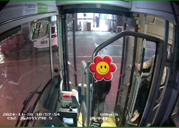 小女孩獨(dú)自坐車(chē)尋找.jpg