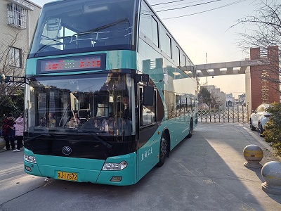 車輛放學(xué)后?？吭谟镭S實(shí)驗(yàn)學(xué)校門口.jpg